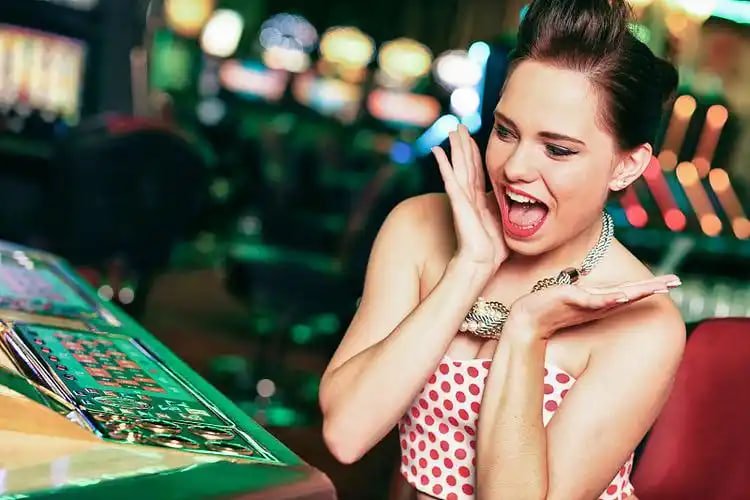 Antarmuka aplikasi mobile bikinislot dengan meja blackjack dealer langsung